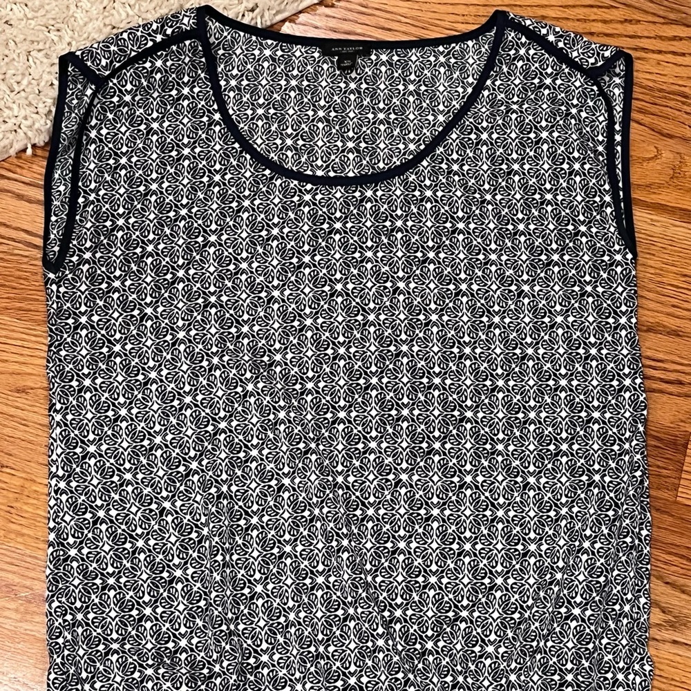 Ann Taylor XS navy blue/white blouse with cute pattern